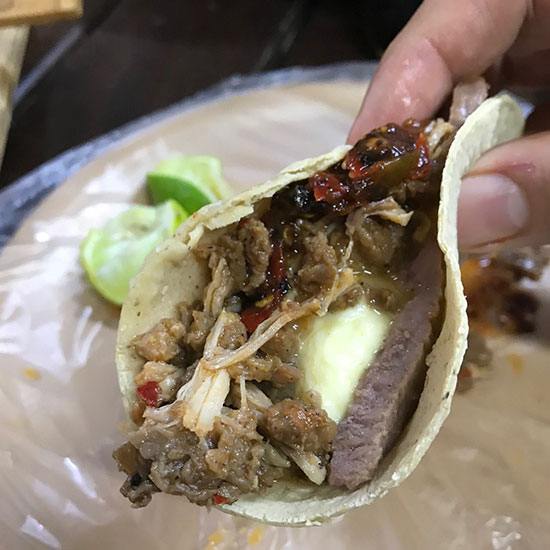 Taco de Queso Fundido con Arrachera y Mixiote