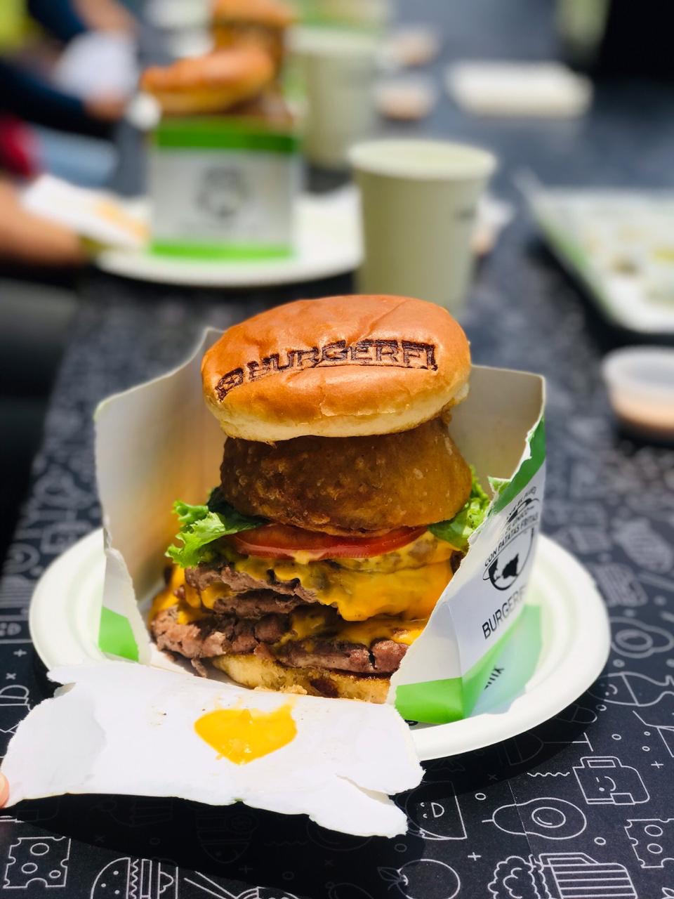 Cheeseburger XL, la monumental hamburguesa del #RetoXL de Postmates ...